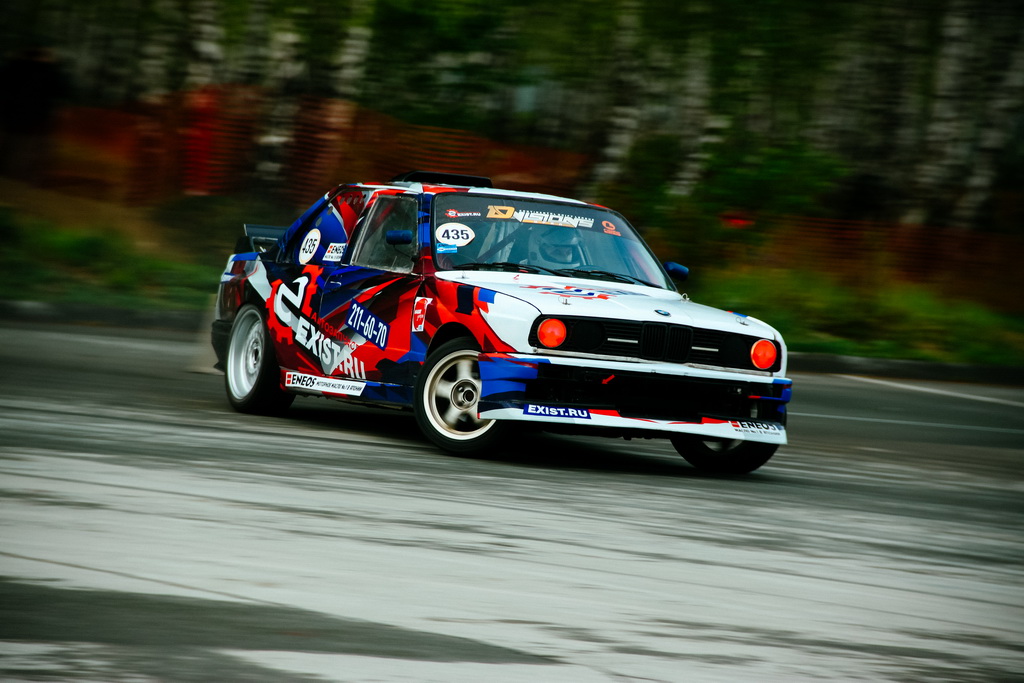 Четырёхкратный чемпион Урала по дрифту - Сергей Кайгородов на своём BMW E30,
